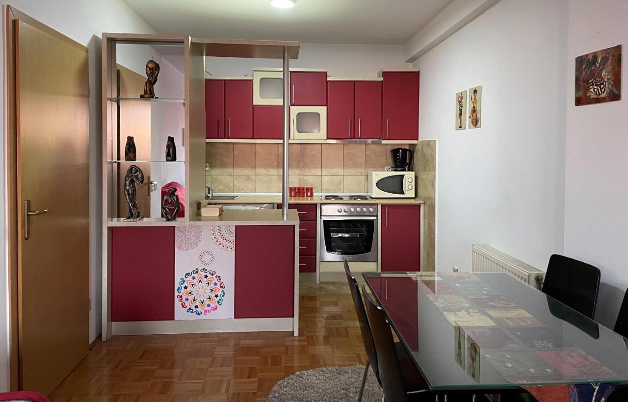 פרישטינה Mexican Touch Apartment With Parking Garage מראה חיצוני תמונה